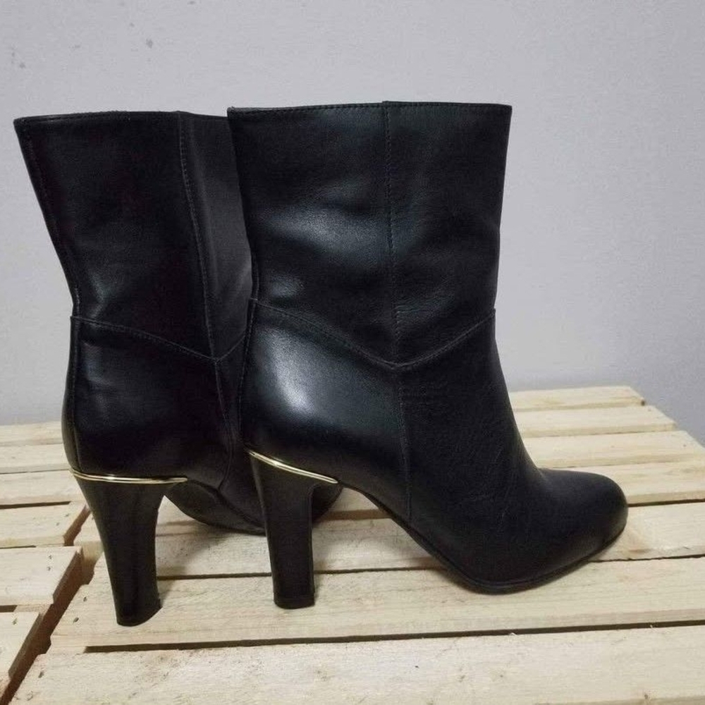 Women's new condition  Le Chateau Black Leather Boots Size 37 ( 6.5- 7)